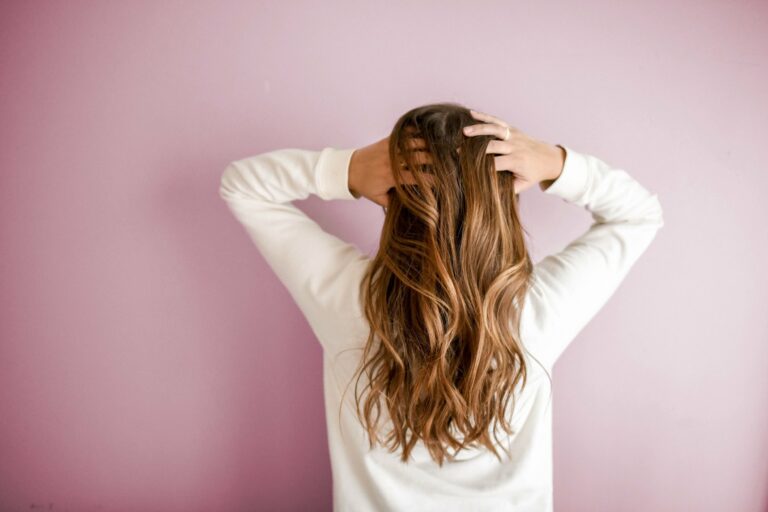 Стилисты назвали лучшие прически, которые помогут скрыть грязные волосы - today.ua