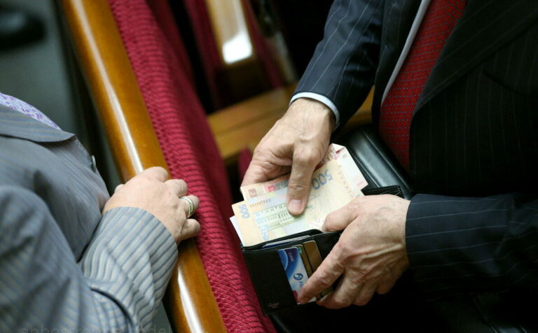 Депутатам и прокурорам в Украине урезали зарплаты: какими будут максимальные оклады - today.ua