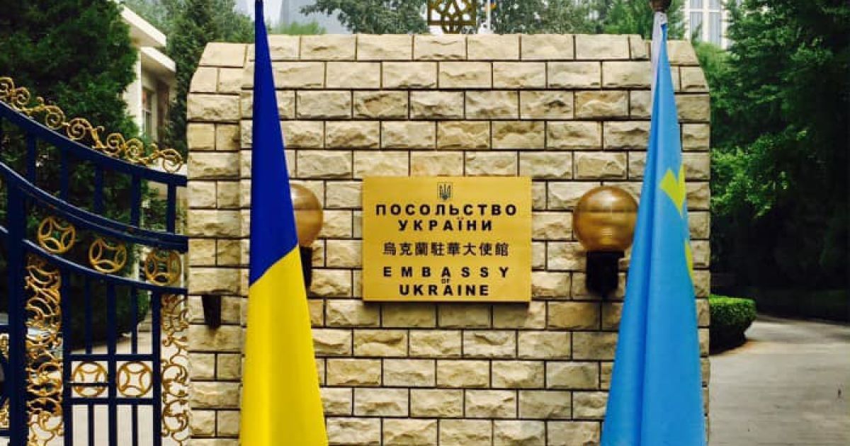 Повістки українцям за кордоном: адвокат розповів, які повноваження є у консулів