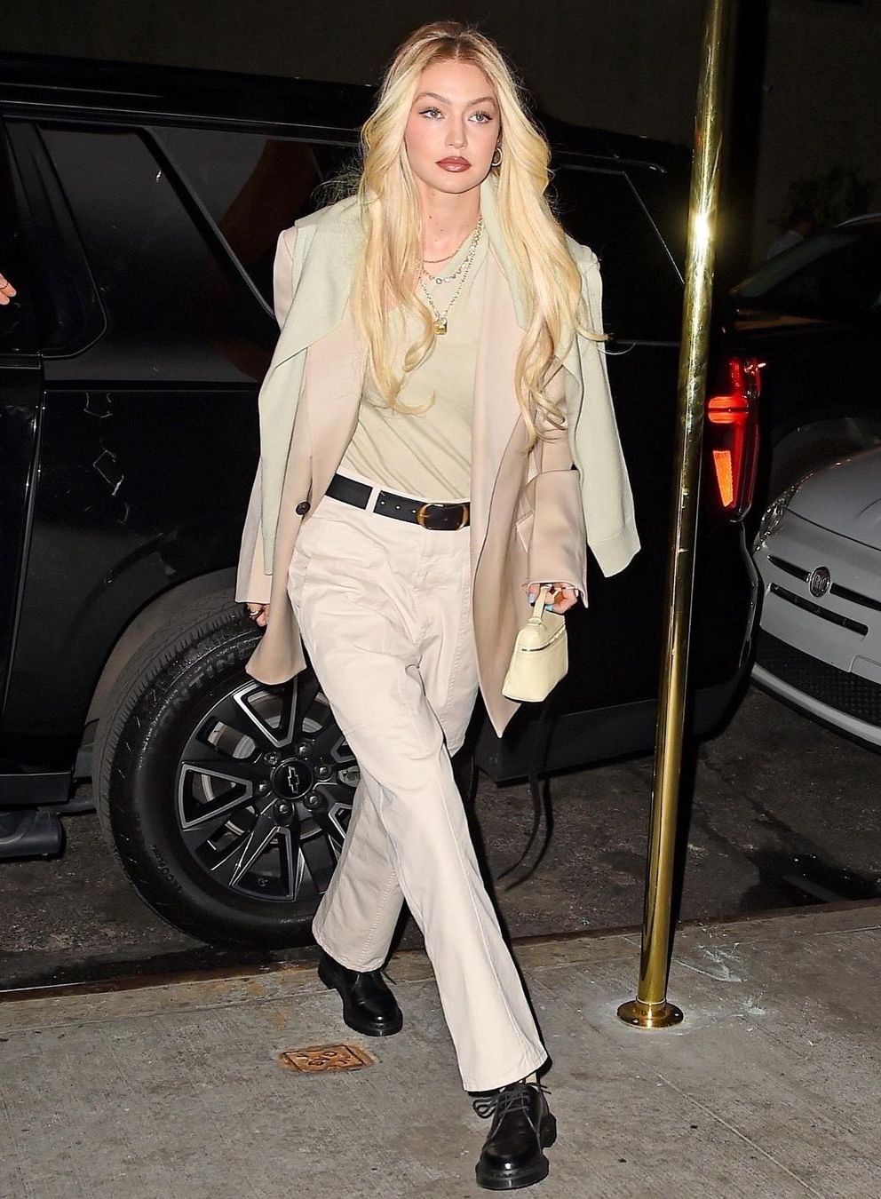 Як носити білі та бежеві джинси навесні 2023: стильний вихід Джіджі Хадід Як носити білі та бежеві джинси навесні 2023: стильний вихід Джіджі Хадід - today.ua