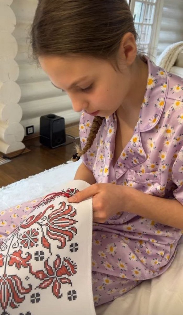“Вишиває рушник“: Оля Полякова похвалилася несподіваним хобі 11-річної доньки