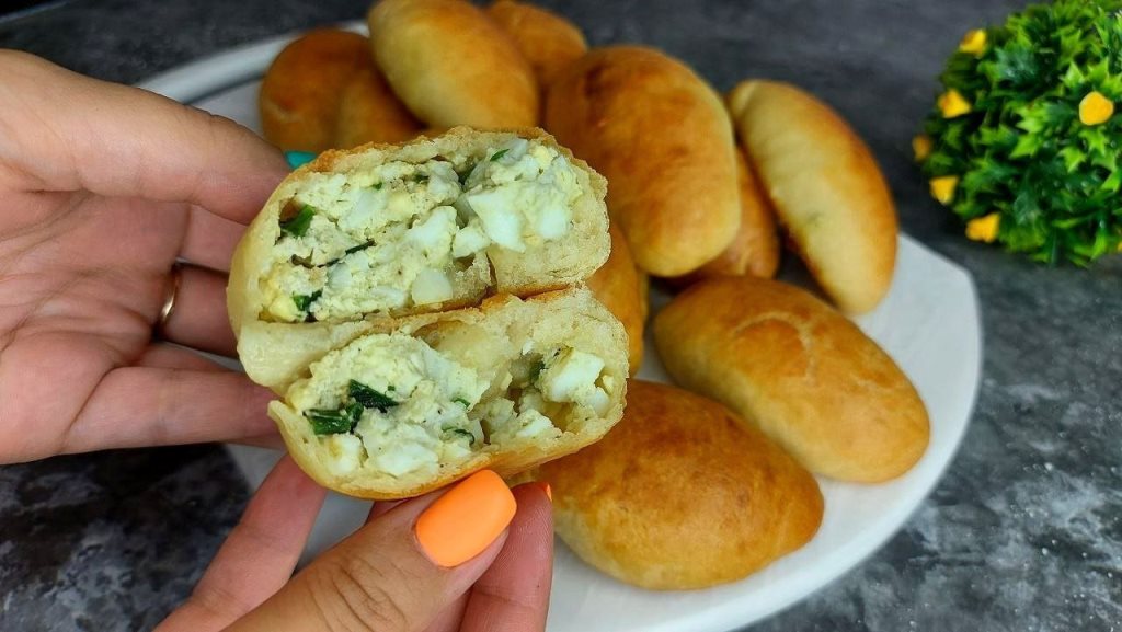 Пиріжки з яйцем та зеленою цибулею: два інгредієнта, які зроблять тісто пишним як пух 