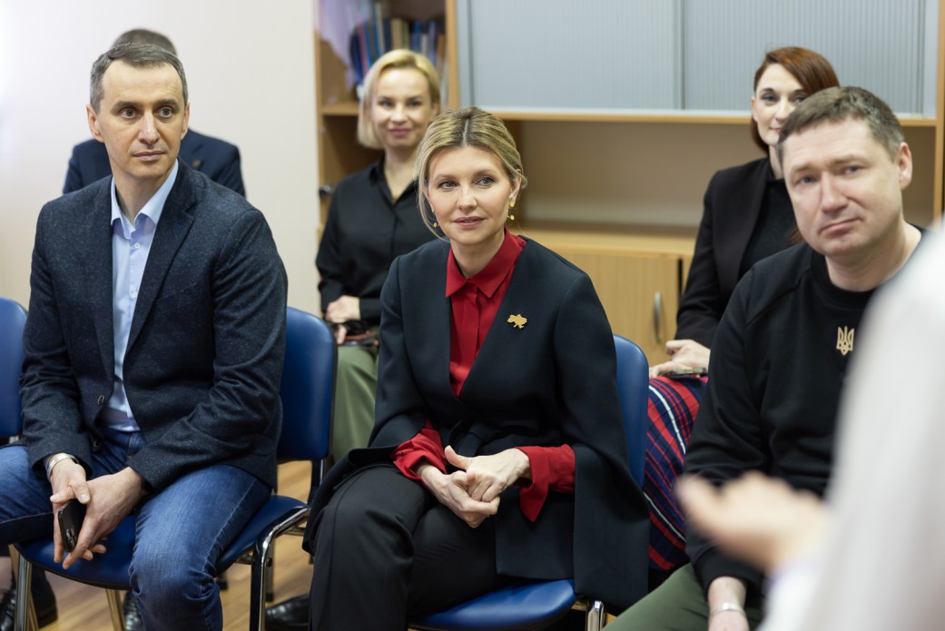В красной блузке и жакете с разрезами: Елена Зеленская вышла в свет во Львове
