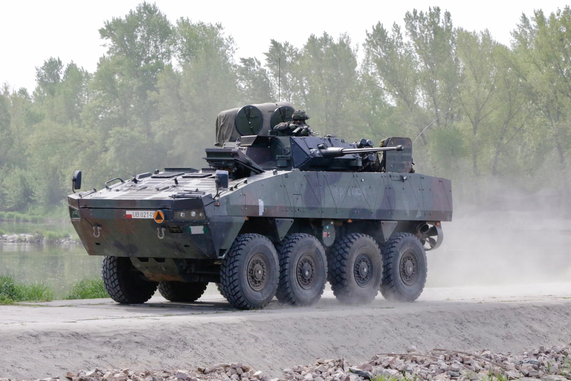 Украина получила 100 польских бронетранспортеров Rosomak Украина получила 100 польских бронетранспортеров Rosomak - today.ua