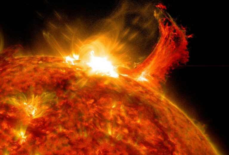 Вспышка на Солнце обрушила земную радиосвязь: ученые предупреждают о новых мощных выбросах - today.ua