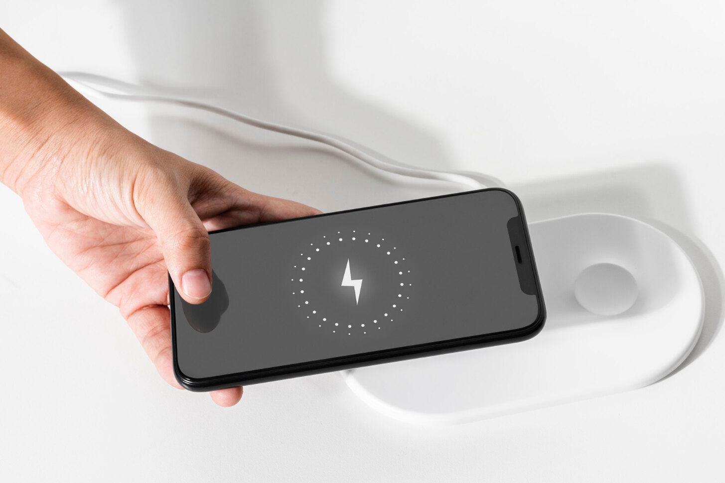 Названо дві причини, чому перед зарядкою смартфона потрібно знімати чохол