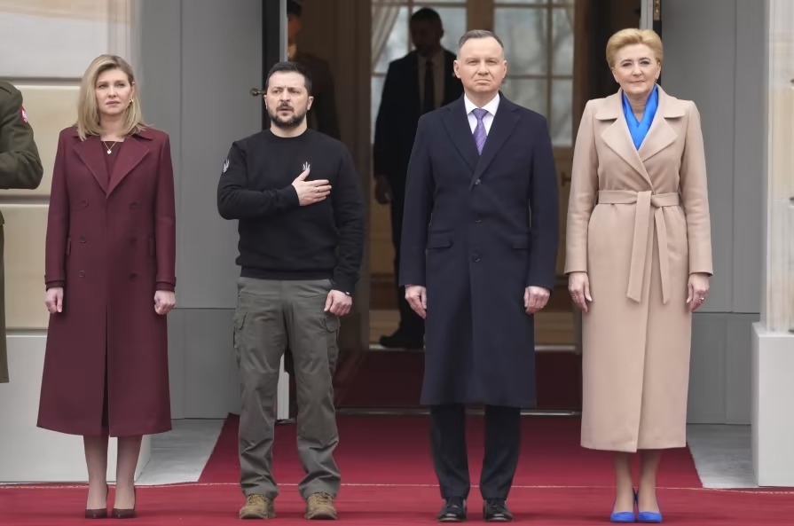 У монохромному вбранні кольору бордо: Олена Зеленська зачарувала красою на зустрічі з першою леді Польщі