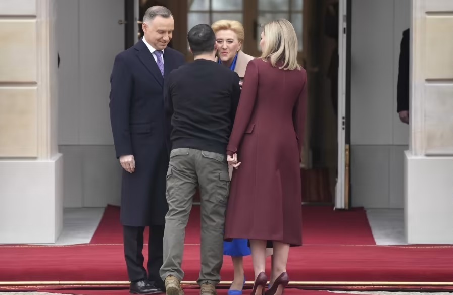 В монохромном наряде цвета бордо: Елена Зеленская очаровала красотой на встрече с первой леди Польши