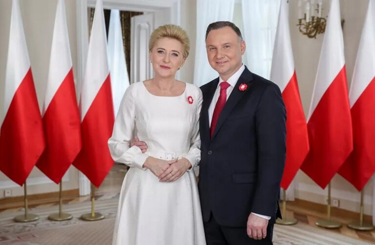 Зі школи разом: рідкісне архівне фото молодого президента Польщі з дружиною - today.ua