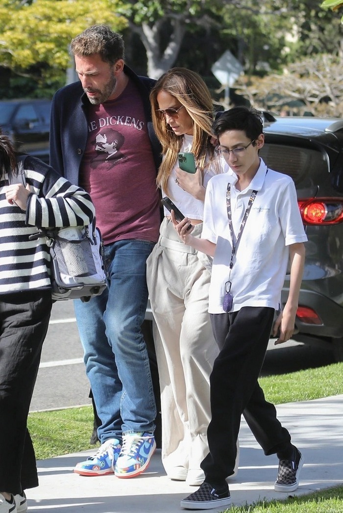 В мешковатых брюках и укороченной футболке: Дженнифер Лопес показала стильный наряд на теплую погоду