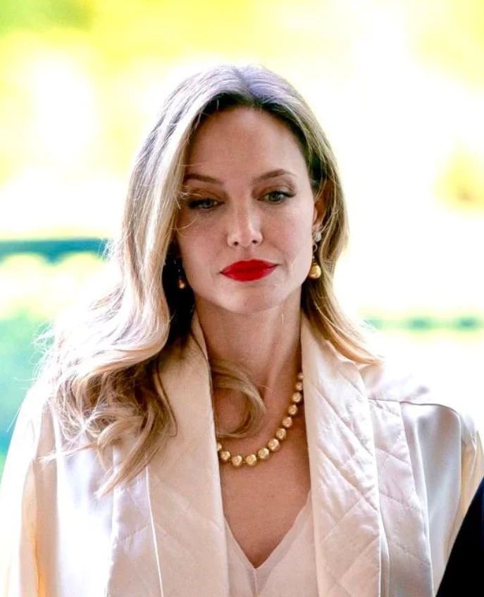 Как греческая богиня: Анджелина Джоли в белом платье с разрезами произвела фурор редким выходом в свет