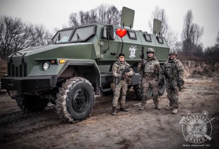 Бійці ЗСУ отримали новий бронеавтомобіль “Варта-Редут“ - today.ua