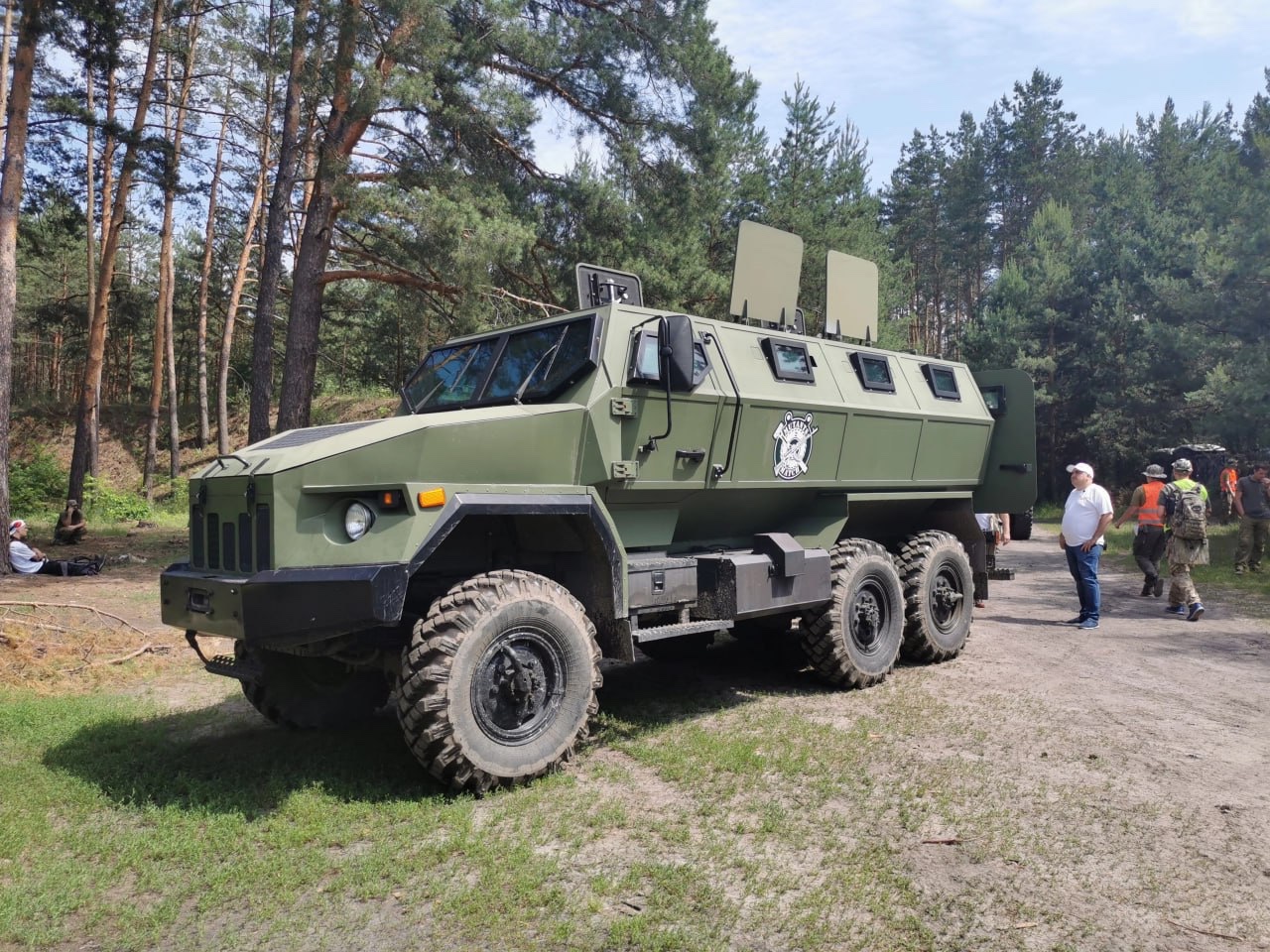 Бойцы ВСУ получили новый бронеавтомобиль “Варта-Редут“