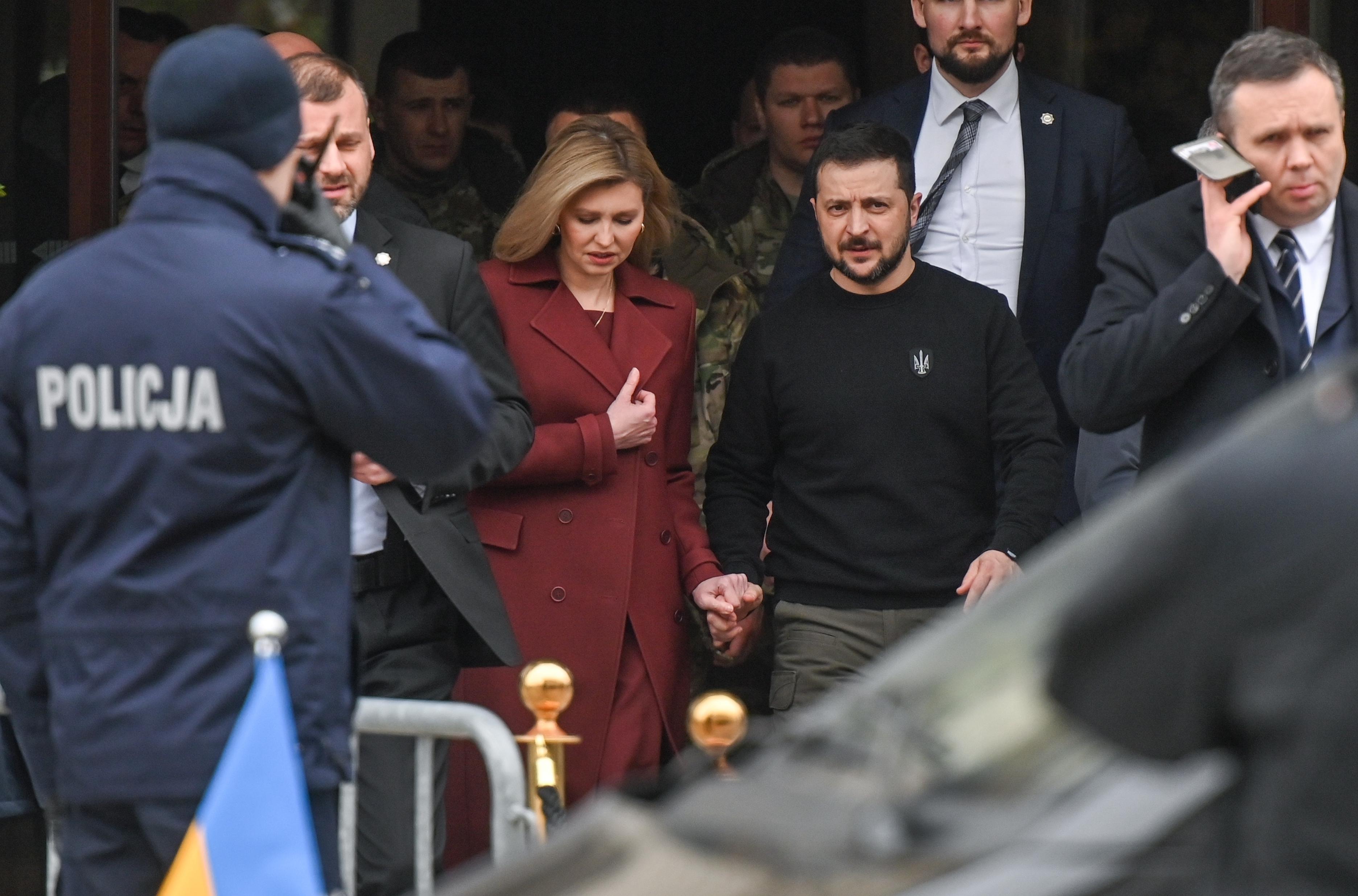 “Улыбка казалась выдавленной“: польские СМИ обеспокоены поведением Елены Зеленской рядом с мужем