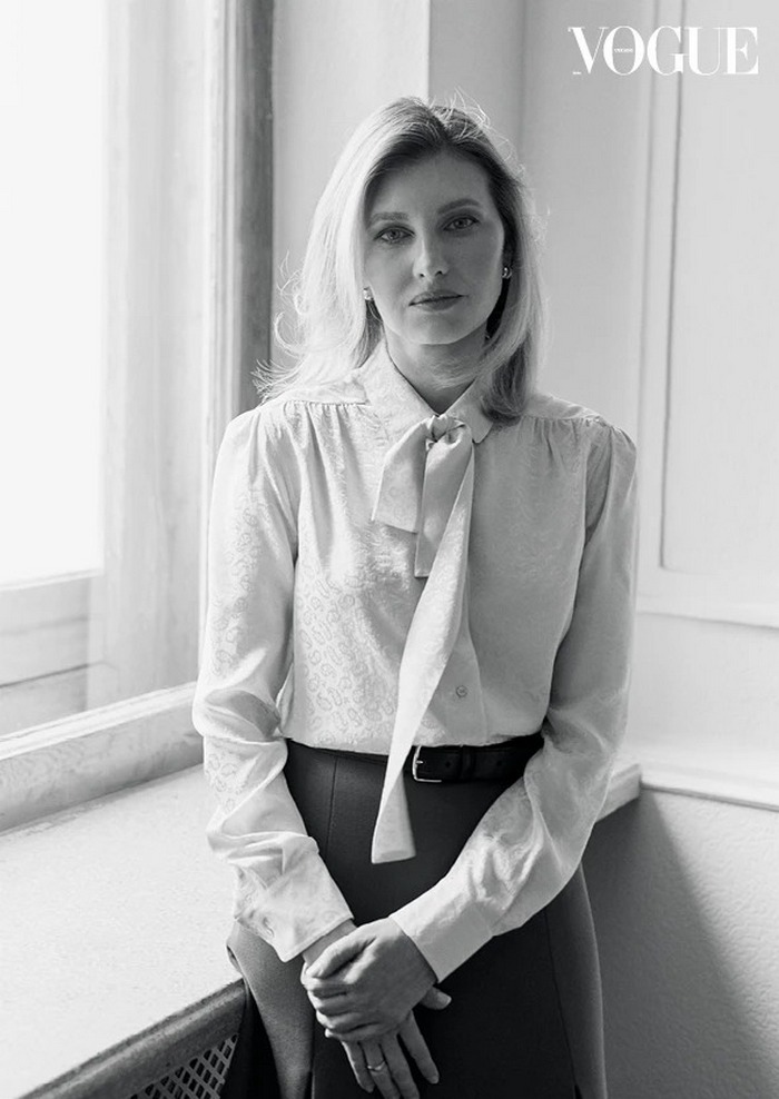 У широких білих штанах та водолазці: Олена Зеленська знялася для українського Vogue