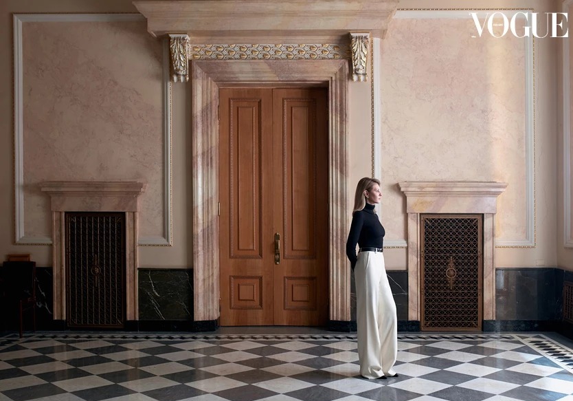 В широких белых брюках и водолазке: Елена Зеленская снялась для украинского Vogue