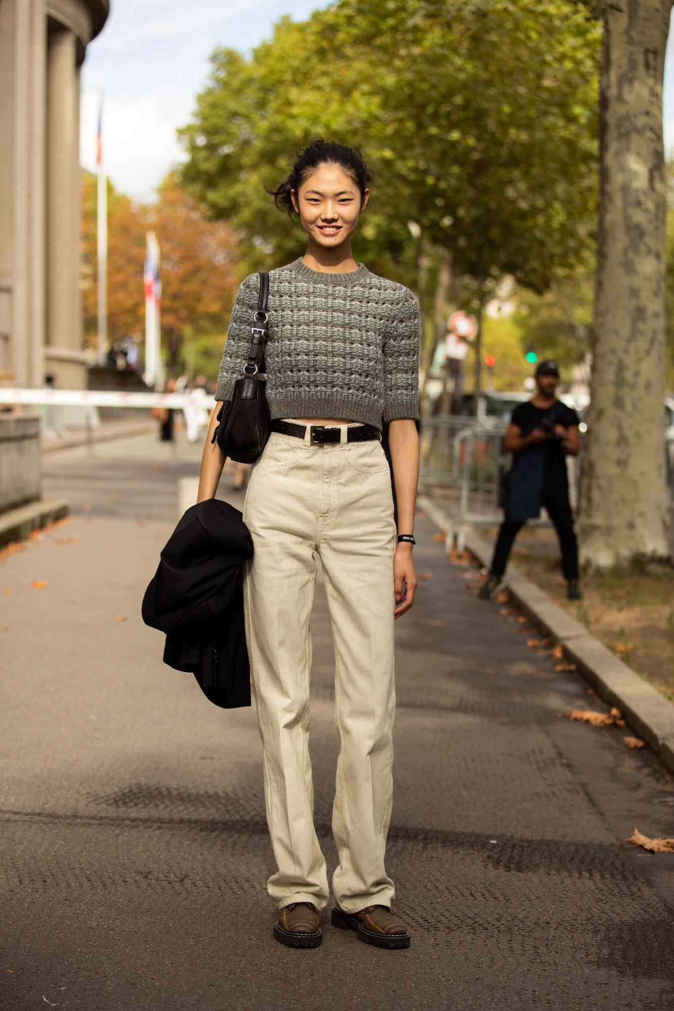 Як носити білі та бежеві джинси навесні 2023: стильний вихід Джіджі Хадід