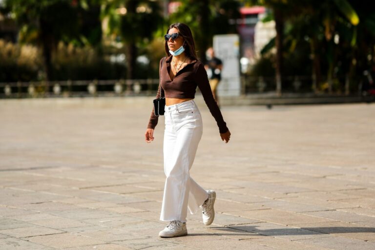 Как носить белые и бежевые джинсы весной 2023: стильный выход Джиджи Хадид - today.ua