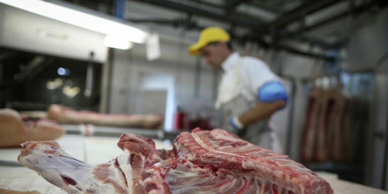 Ціни на м'ясо в Україні підскочили на 30%: як зміниться вартість свинини, курятини та яловичини після Великодня - today.ua