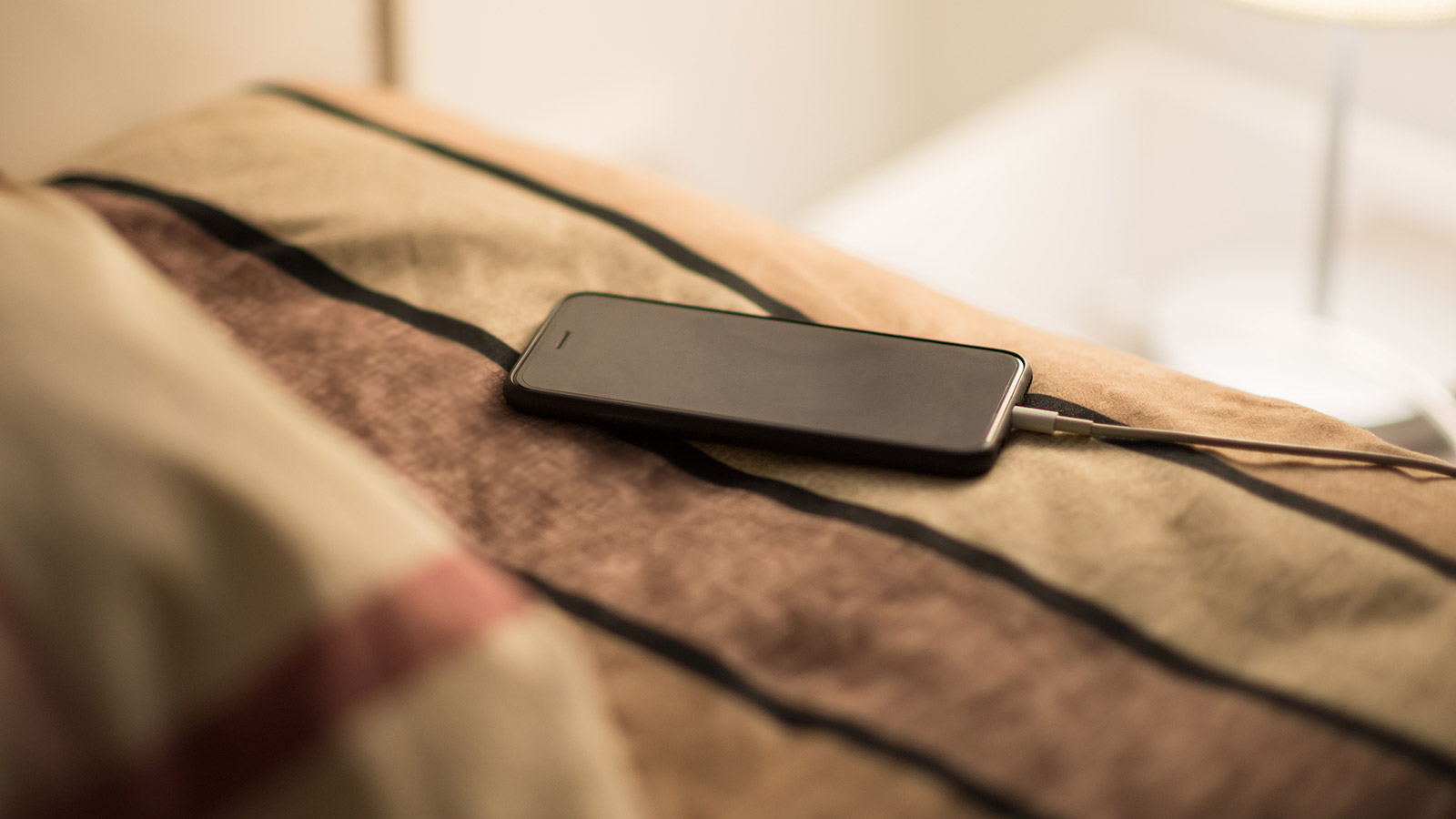 Що буде зі смартфоном, якщо заряджати його всю ніч: названа головна небезпека