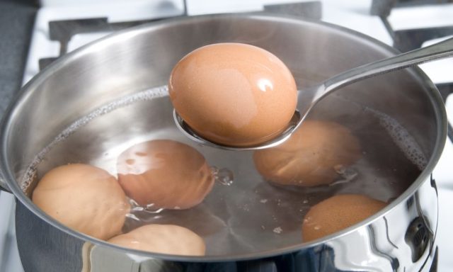 Як правильно варити яйця на Великдень, щоб вони не потріскалися та легко чистилися