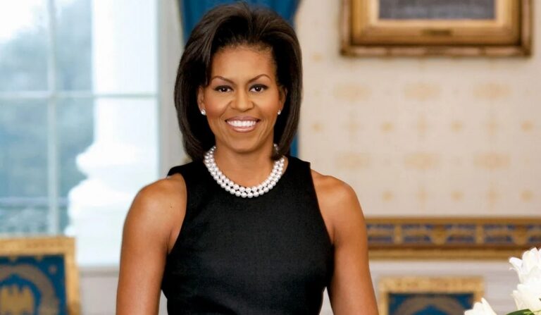 59-річна Мішель Обама вийшла в світ у трендових джинсах - today.ua