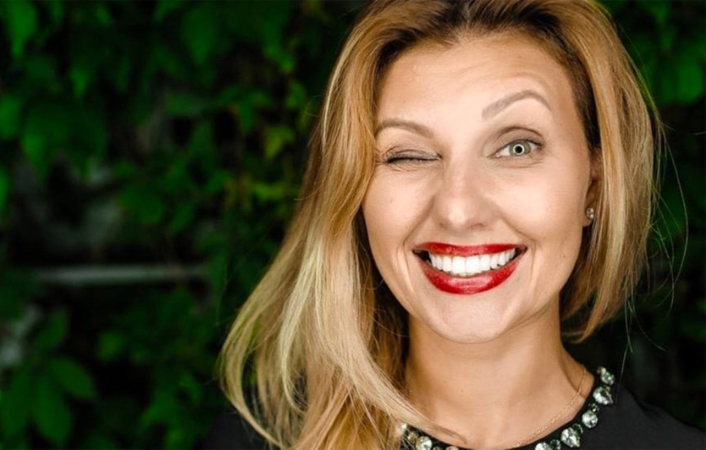 У блузці з бантом та трендовій спідниці: Олена Зеленська поділилася рідкісним фото з глянцевого журналу - today.ua