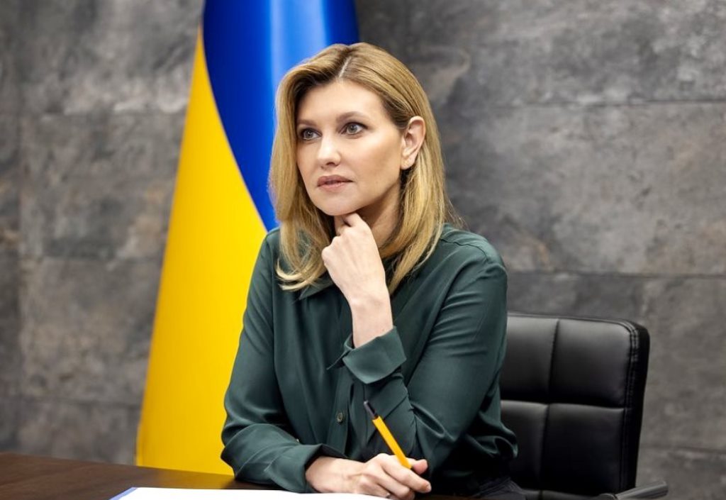 В расклешенных джинсах и с французской косой: Елена Зеленская села за руль экскаватора в Буче - today.ua