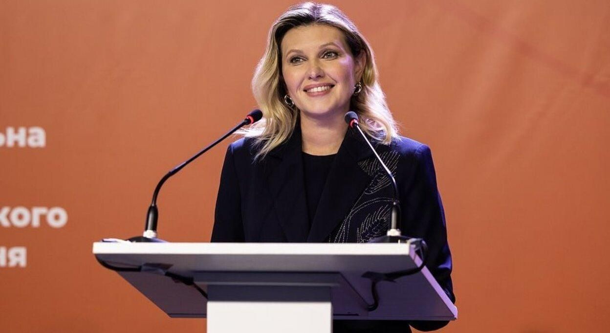 Олена Зеленська у чорному тотал-луці привітала українців із Днем книги - today.ua