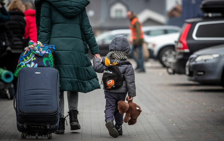 Украинки с детьми могут получить новую гуманитарную помощь: как подать заявку - today.ua