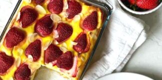 Творожная запеканка с клубникой: рецепт пышного десерта с сезонной ягодой - today.ua