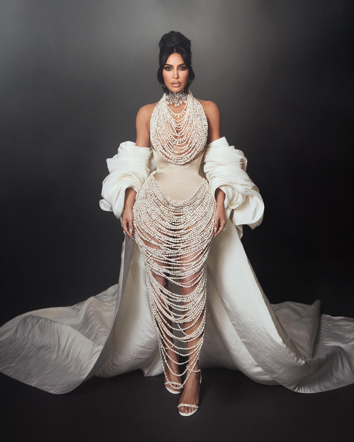 У сукні з перлів: Кім Кардаш'ян засвітила пишну фігуру в “голому“ вбранні