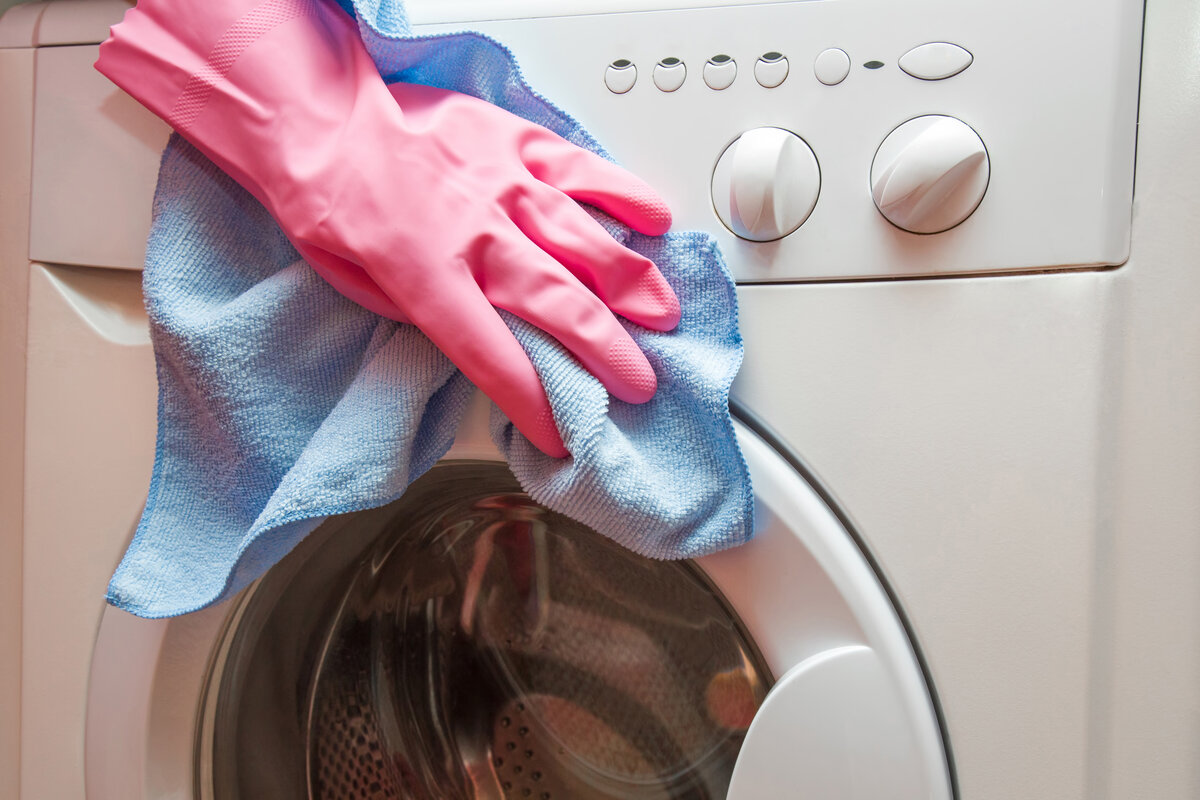 Один дешевий засіб допоможе очистити пральну машинку від запаху та бактерій