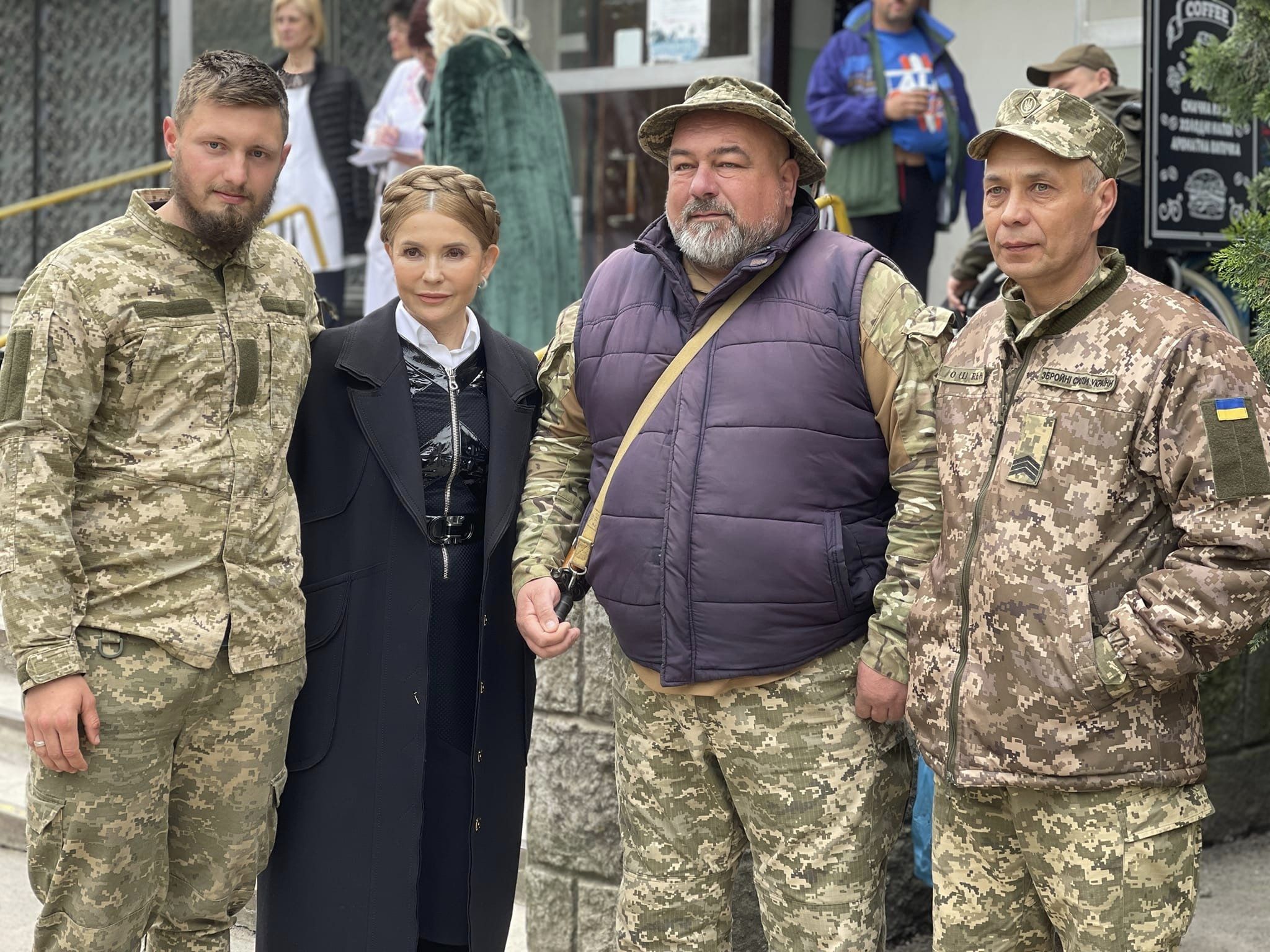 Знову помолодшала: Юлія Тимошенко на підборах у модному вбранні побувала на Донеччині