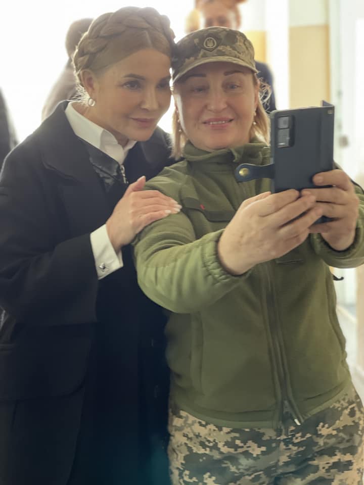 Знову помолодшала: Юлія Тимошенко на підборах у модному вбранні побувала на Донеччині