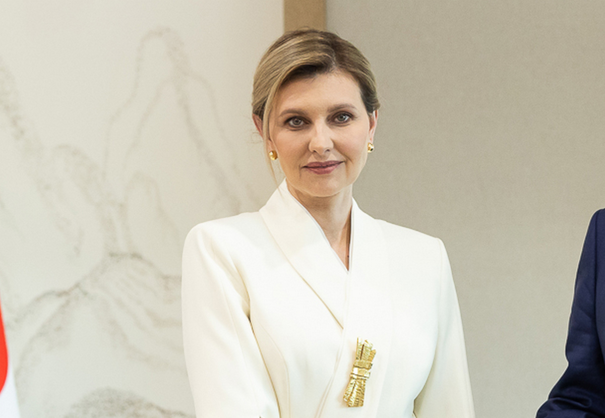 Елена Зеленская в пиджаке с контрастным воротником вместе с королевой Максимой запустила украинский аудиогид в Амстердаме - today.ua