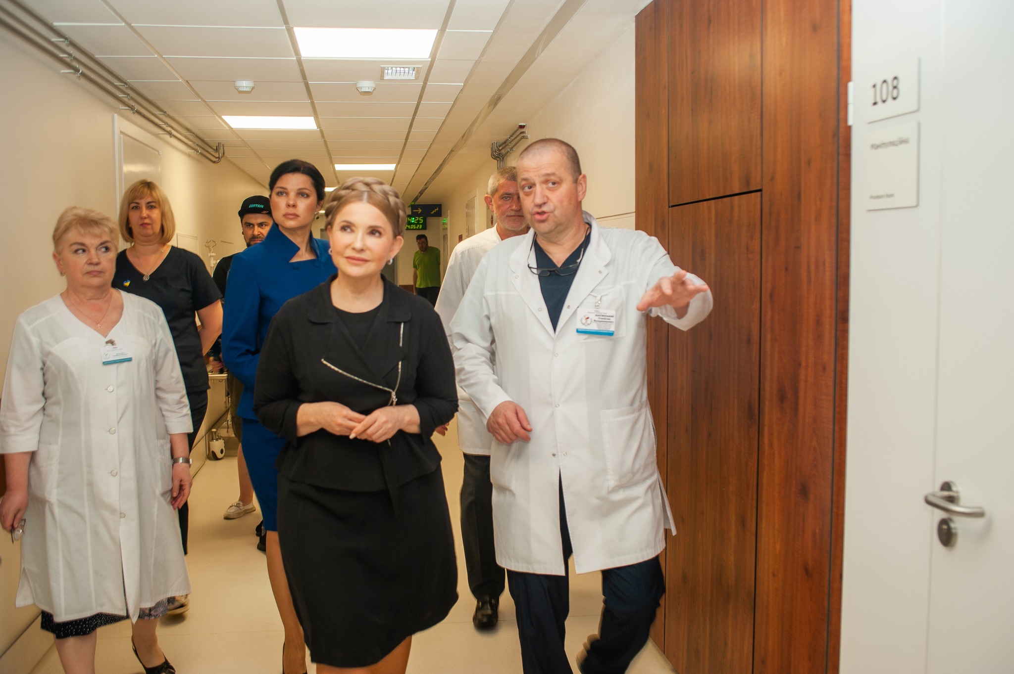 У міні-сукні та жакеті-косусі: Юлія Тимошенко відвідала поранених бійців у лікарні