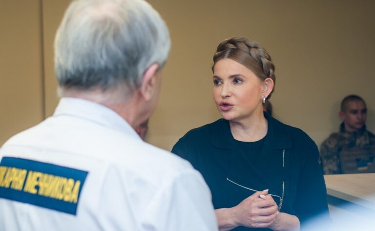 У міні-сукні та жакеті-косусі: Юлія Тимошенко відвідала поранених бійців у лікарні - today.ua