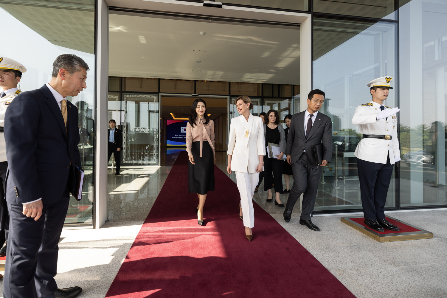 Головна конкурентка Зеленської: дружина президента Кореї підкорила молодою зовнішністю та стрункою фігурою