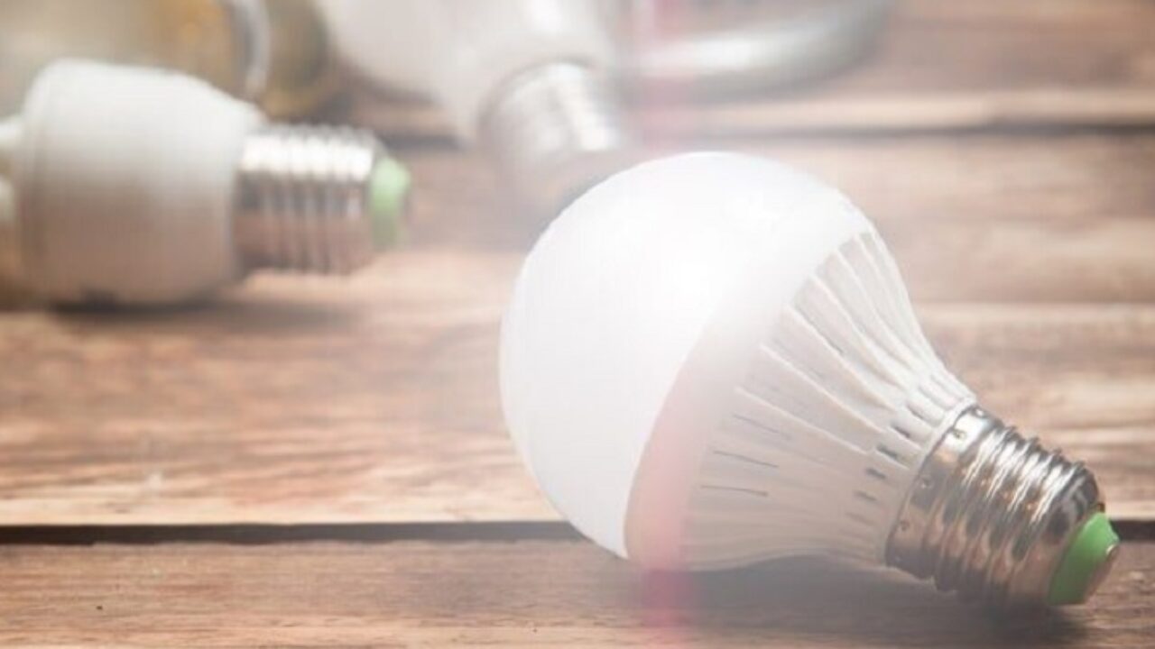 В Украине ограничили выдачу бесплатных LED-лампочек через Укрпочту: где доступен обмен