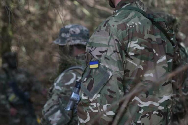 В Украине хотят повысить зарплаты военным: кто может рассчитывать на надбавки - today.ua