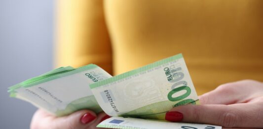 От 30 000 до 80 000 грн в месяц: кем работают украинцы в Европе, и где больше платят - today.ua