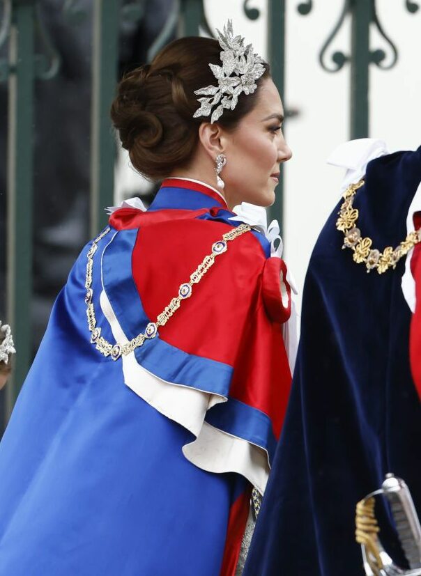 В белом платье и без тиары: Кейт Миддлтон вместе с Уильямом и детьми появилась на коронации Чарльза ІІІ