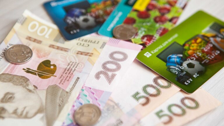 Пенсионерам в Украине начали блокировать банковские карты за долги: как решить проблему - today.ua