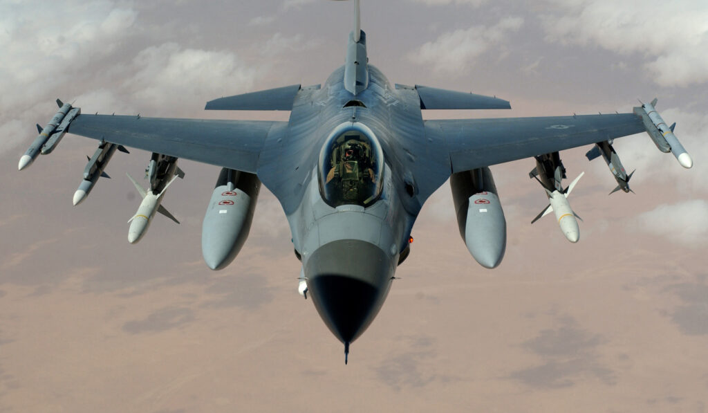 Обслуживание истребителей F-16 обойдется Украине в сотни миллионов долларов, - Bloomberg