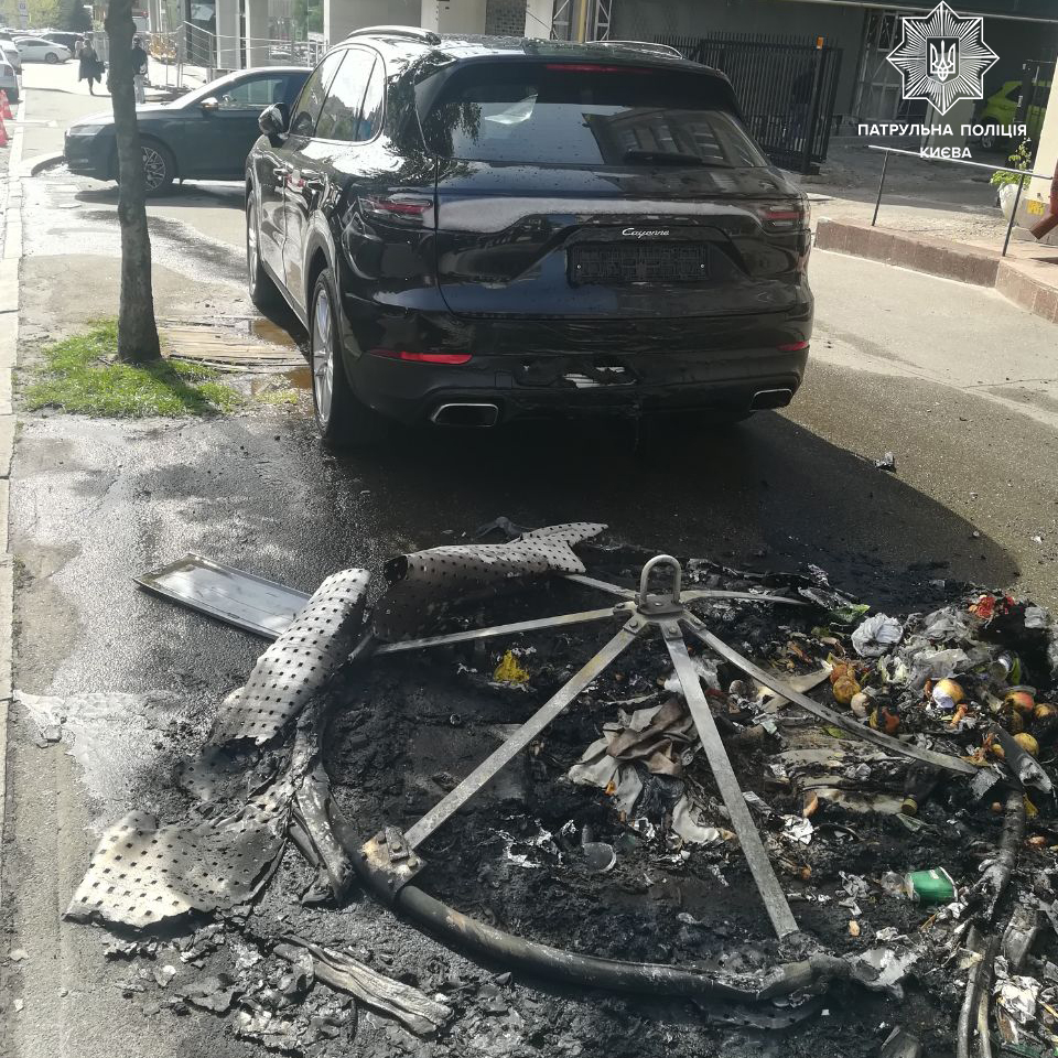 Киевлянка неправильно припарковала Porsche Cayenne и его повредил огонь