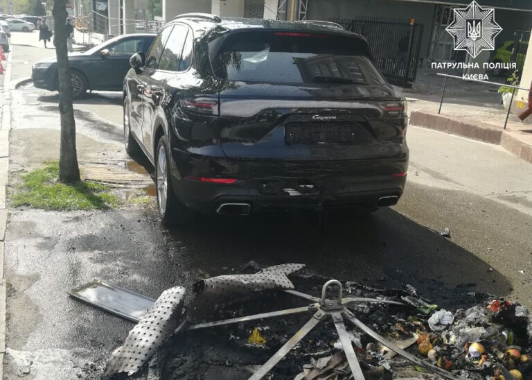 Киевлянка неправильно припарковала Porsche Cayenne и его повредил огонь - today.ua