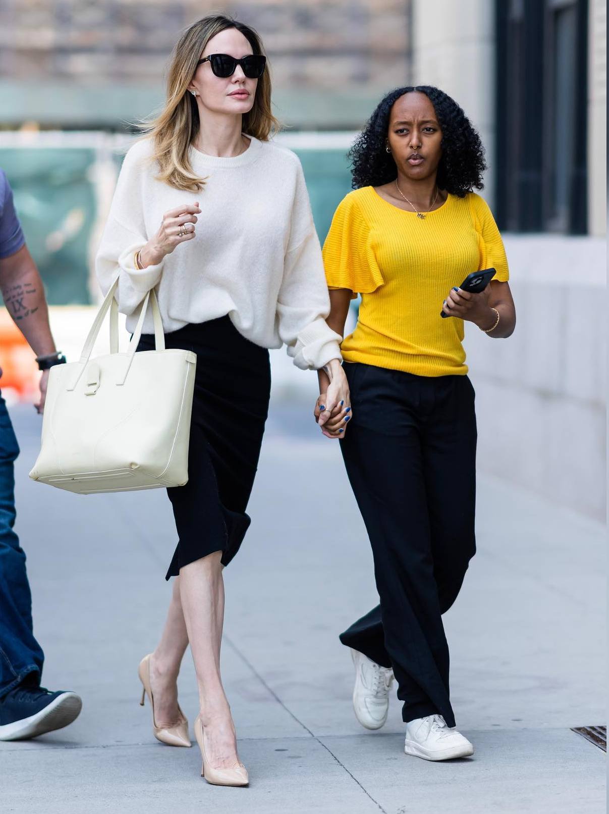 Спідниця-олівець та трендовий об'ємний светр: Анджеліна Джолі з'явилася з дочкою у Нью-Йорку