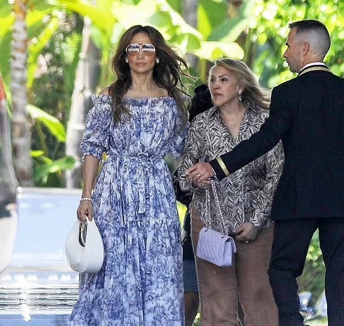 Дженнифер Лопес в нежном цветочном платье отпраздновала День матери с семьей