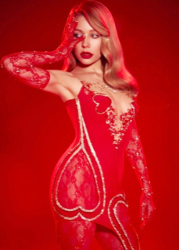 Декольте у формі серці та стрази: Тіна Кароль у червоній сукні показала образ для “Євробачення“
